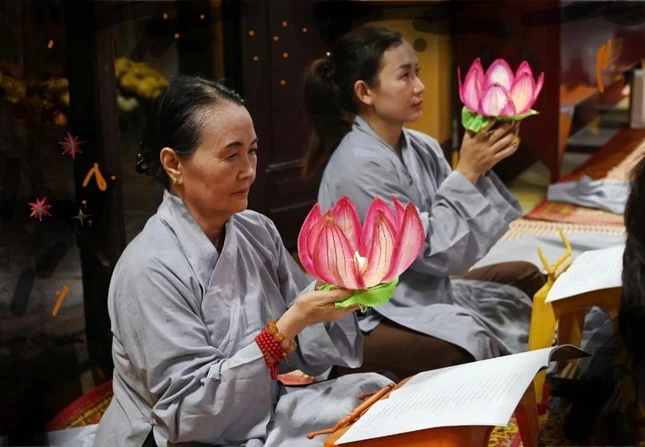 Cư sĩ Diệu Nhân Nguyễn Thị Xuân Loan hướng dẫn đạo tràng Phật tử