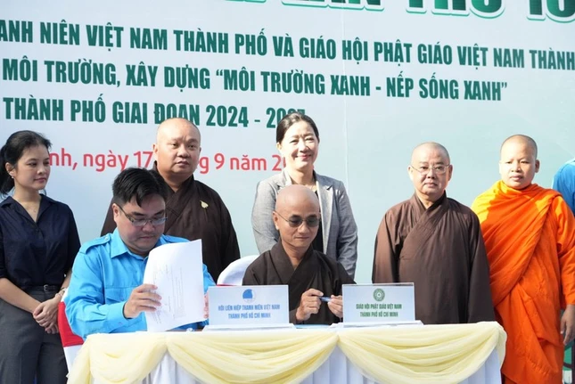 Đại diện Ban Trị sự GHPGVN TP.HCM, Hội Liên hiệp Thanh niên VN TP.HCM ký kết chương trình phối hợp hoạt động về bảo vệ môi trường - Ảnh: H.G