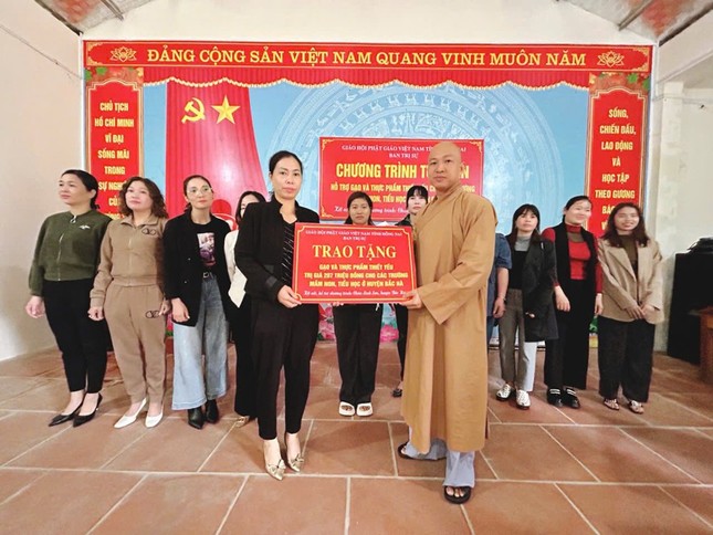 Đoàn trao bảng tượng trưng