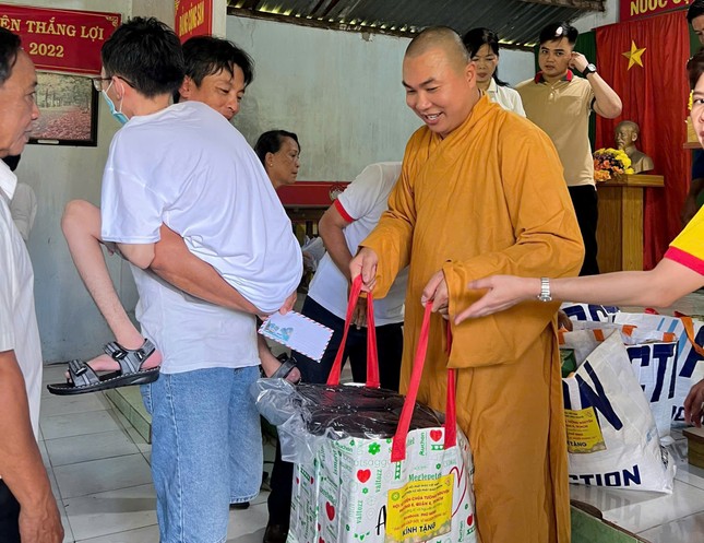 Chùa Tường Nguyên đã trao tặng 50 phần quà đến bà con khuyết tật khó khăn - Ảnh: T.N