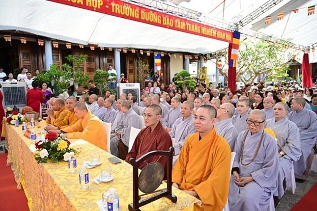 Chư tôn đức Tăng Ni, Phật tử tham dự Chư tôn đức Tăng Ni, Phật tử tham dự