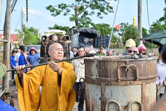 Thực hiện nghi thức rót đồng đúc đại hồng chung chùa Bảo Quang