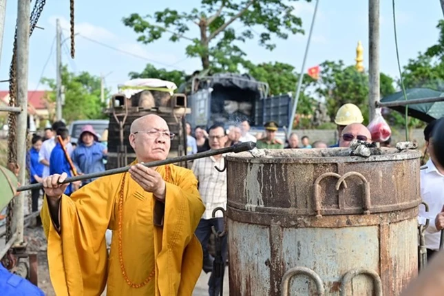 Thực hiện nghi thức rót đồng đúc đại hồng chung chùa Bảo Quang Thực hiện nghi thức rót đồng đúc đại hồng chung chùa Bảo Quang