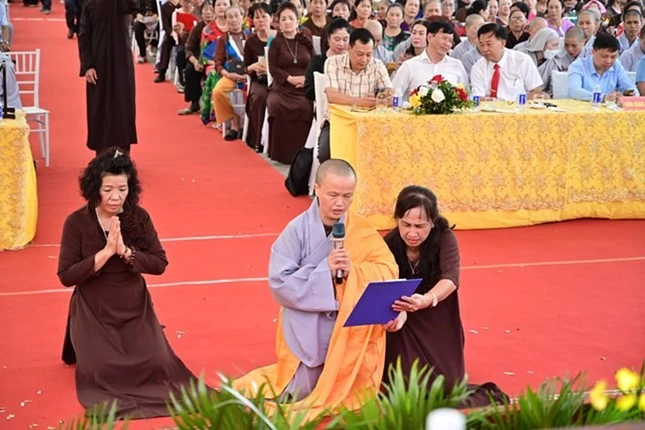 Sư cô Thích Diệu Thiền dâng lời phát nguyện Sư cô Thích Diệu Thiền dâng lời phát nguyện