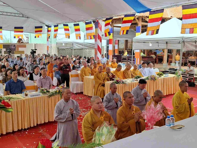 Chư Tăng và Phật tử chùa Minh Đạo