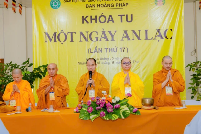 Chư tôn đức Giảng sư đoàn Ban Hoằng pháp GHPGVN tỉnh tham dự thời pháp đàm