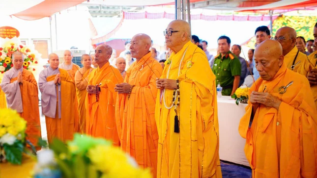 Chư tôn giáo phẩm niêm hương cầu nguyện cho Phật sự trùng tu ngôi chùa Hiệp Phước sớm được viên thành