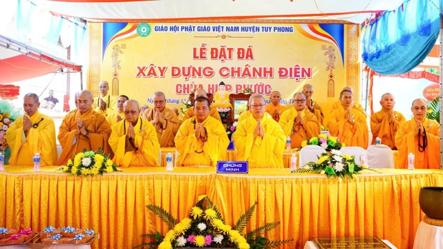 Chư tôn đức chứng minh, tham dự lễ cầu nguyện đặt đá