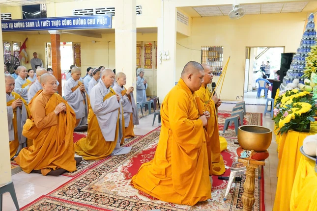 Chư tôn đức niêm hương bạch Phật