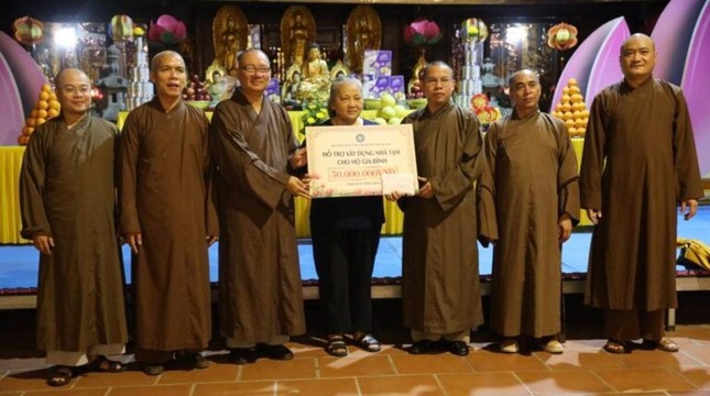 Đoàn trao hỗ trợ 50 triệu đồng xây nhà tạm đến gia đình bà Nguyễn Thị Cúc