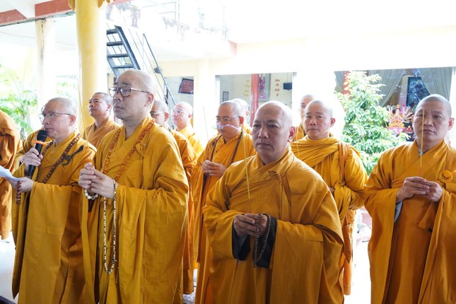 Chư tôn đức dâng hương tưởng niệm, tri ân công đức của cố Hòa thượng Thích Hoằng Từ