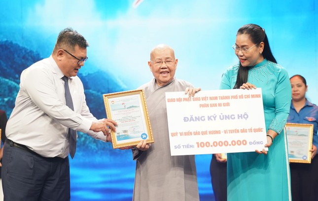 Ni trưởng Thích nữ Từ Nhẫn, Trưởng Phân ban Ni giới TP.HCM ủng hộ 100 triệu đồng - Ảnh: MTTQVN TP