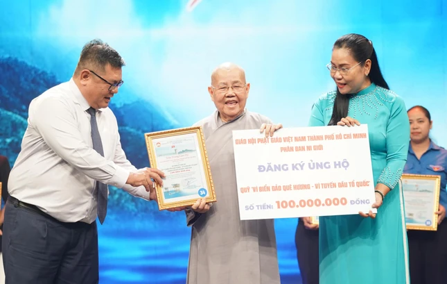 Ni trưởng Thích nữ Từ Nhẫn, Trưởng Phân ban Ni giới TP.HCM ủng hộ 100 triệu đồng - Ảnh: MTTQVN TP