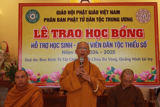Thượng tọa Thích Quảng Tuấn phát biểu tại lễ trao học bổng cho học sinh, sinh viên Thượng tọa Thích Quảng Tuấn phát biểu tại lễ trao học bổng cho học sinh, sinh viên