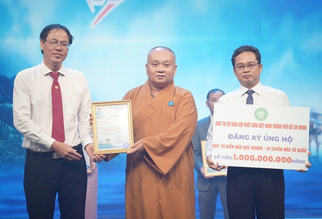Thượng tọa Thích Trung Nguyện, Phó Thư ký kiêm Chánh Văn phòng Ban Trị sự đã thay mặt lãnh đạo trao bảng đăng ký ủng hộ 1 tỷ đồng - Ảnh: MTTQVN TP