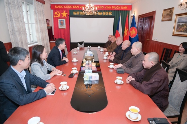 Quang cảnh buổi thăm Đại sứ quán Việt Nam tại Cộng hòa Séc