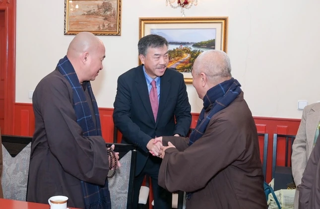 Đại sứ Đặc mệnh toàn quyền Việt Nam Dương Hoài Nam tiếp Hòa thượng Thích Huệ Thông và thành viên đoàn GHPGVN