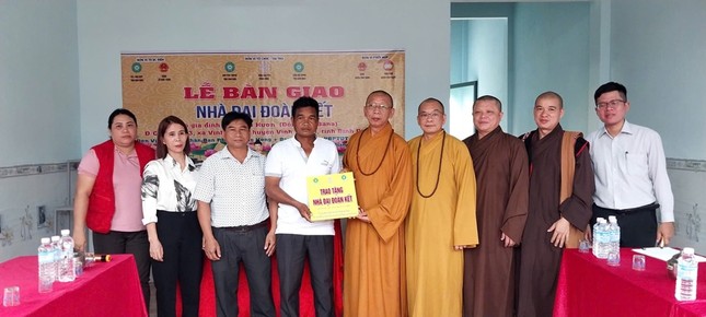 Chư tôn đức trao tài trợ xây dựng nhà Đại đoàn kết