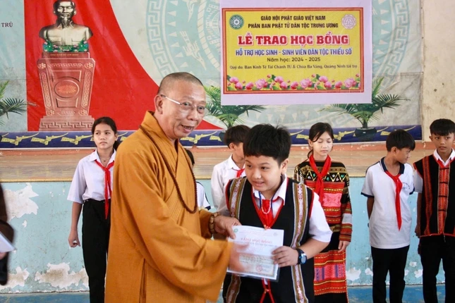 Thượng tọa Thích Quảng Tuấn, Ủy viên Thường trực Hội đồng Trị sự, Trưởng Phân ban Phật tử Dân tộc T.Ư trao học bổng cho học sinh Thượng tọa Thích Quảng Tuấn, Ủy viên Thường trực Hội đồng Trị sự, Trưởng Phân ban Phật tử Dân tộc T.Ư trao học bổng cho học sinh