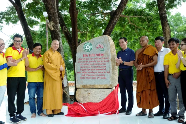 Lưu niệm tại bia lưu niệm 3 phòng học tại chùa Ba Xoài - Ảnh: T.N Lưu niệm tại bia lưu niệm 3 phòng học tại chùa Ba Xoài - Ảnh: T.N