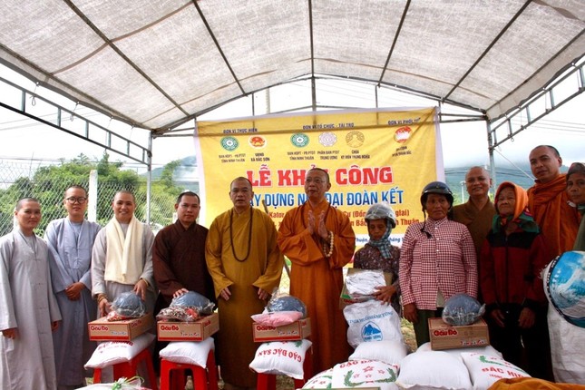 Ni sư Thích nữ Nhật Quy, trụ trì chùa Bảo Lâm trao quà tại H.Thuận Bắc Ni sư Thích nữ Nhật Quy, trụ trì chùa Bảo Lâm trao quà tại H.Thuận Bắc