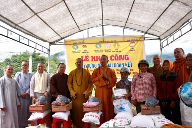 Ni sư Thích nữ Nhật Quy, trụ trì chùa Bảo Lâm trao quà tại H.Thuận Bắc