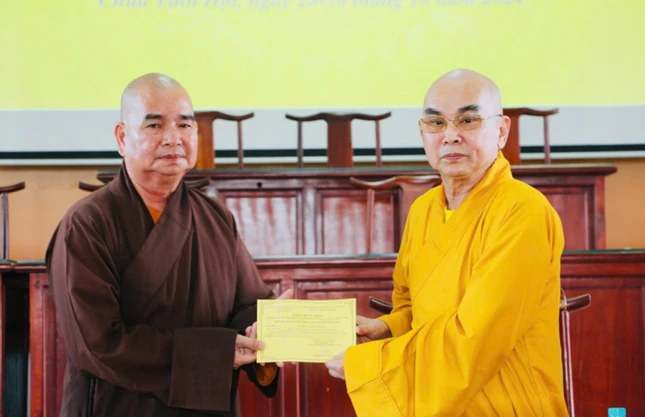 Trao chứng nhận tham gia khóa huân tu Trao chứng nhận tham gia khóa huân tu