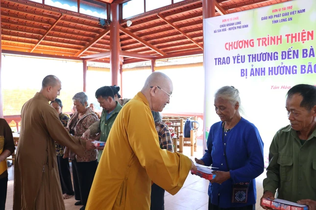 Hòa thượng Thích Minh Thiện trao quà đến bà con ảnh hưởng bão số 3 tại tỉnh Thái Nguyên