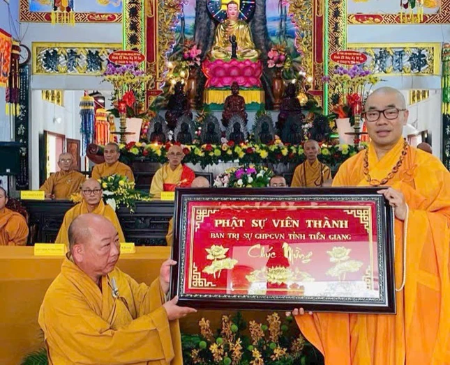 Thượng tọa Thích Quảng Lộc chúc mừng Đại đức Thích Thiện Minh với "Phật sự viên thành"