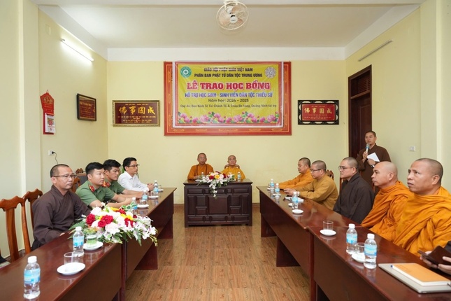 Chư tôn đức Phân ban Phật tử Dân tộc T.Ư, Ban Trị sự tỉnh Đắk Nông tại lễ trao học bổng