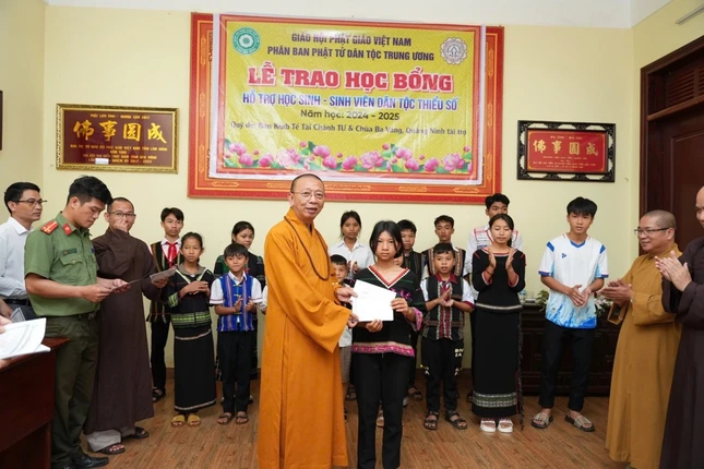 Thượng tọa Thích Quảng Tuấn trao học bổng cho học sinh người dân tộc