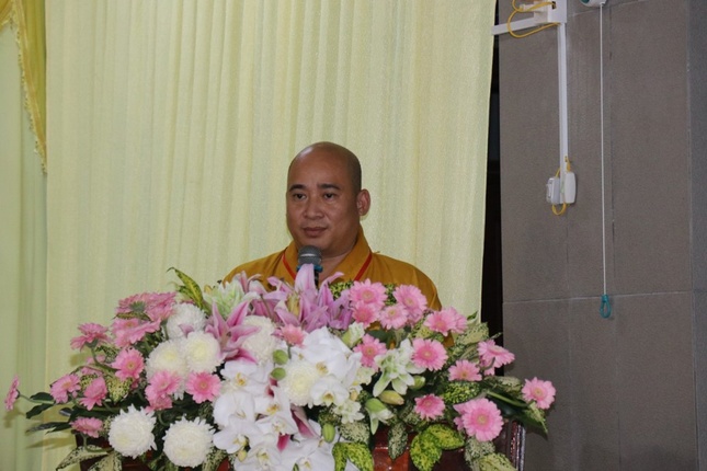 Đại đức Thích Trí Thuận báo cáo về khóa kiết Đông lần II do Ban Trị sự tỉnh tổ chức