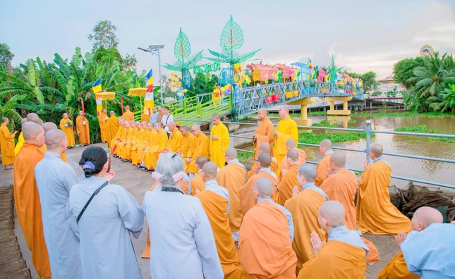 Chư tôn đức Tăng Ni tham dự lễ khánh thành cầu Bồ Đề Chư tôn đức Tăng Ni tham dự lễ khánh thành cầu Bồ Đề