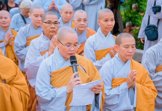 Ni sư Thích nữ Nghiêm Thành, trụ trì chùa Giác Hoa báo cáo quá trình xây dựng tam quan chùa và cầu Bồ Đề Ni sư Thích nữ Nghiêm Thành, trụ trì chùa Giác Hoa báo cáo quá trình xây dựng tam quan chùa và cầu Bồ Đề