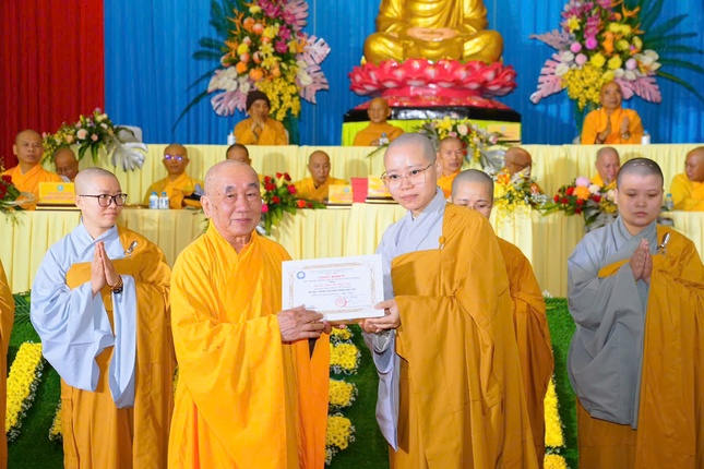 Hòa thượng Thích Thanh Tân trao Giấy khen đến Ni sinh
