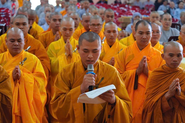 Đại diện Tăng Ni sinh phát biểu tri ân chư tôn đức