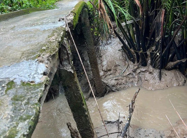 Cây cầu cũ, xiêu vẹo này sẽ được chùa Tường Nguyên xây mới và kiên cố - Ảnh: T.N Cây cầu cũ, xiêu vẹo này sẽ được chùa Tường Nguyên xây mới và kiên cố - Ảnh: T.N