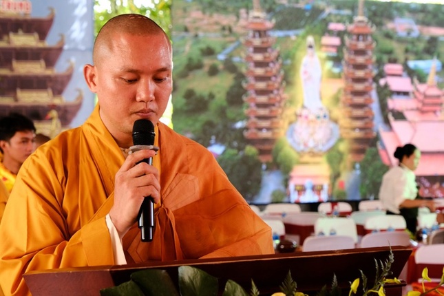 Đại đức Thích Phước Trung, trụ trì chùa Thiện Quang phát biểu khai mạc