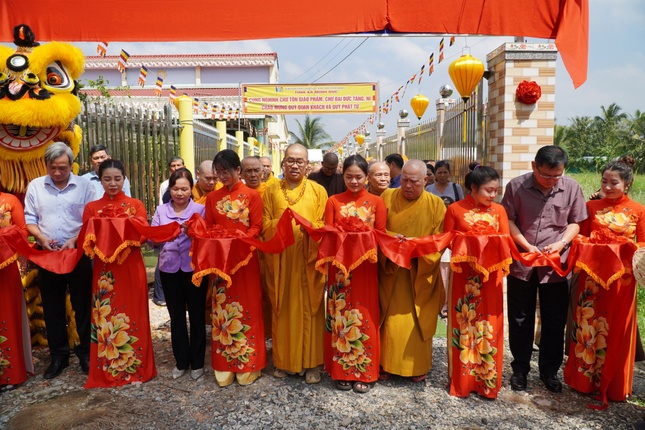 Chư tôn đức cắt băng thượng bảng hiện tịnh xá Minh Đức