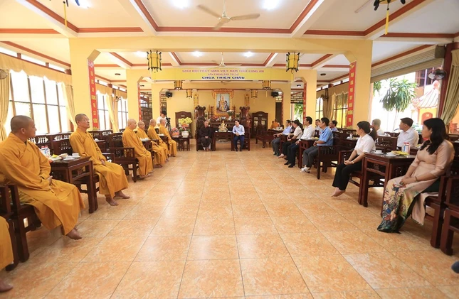 Ban Trị sự GHPGVN tỉnh Long An tiếp đoàn lãnh đạo Tỉnh ủy tỉnh Long An tại chùa Thiên Châu, TP.Tân An