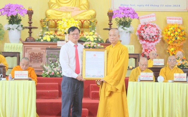 Lãnh đạo Ban Dân vận trao bảng “Tri ân tấm lòng vàng” tới Ban Trị sự GHPGVN tỉnh