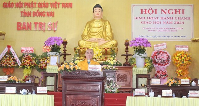 Hòa thượng Thích Huệ Thông chia sẻ chuyên đề tại hội nghị