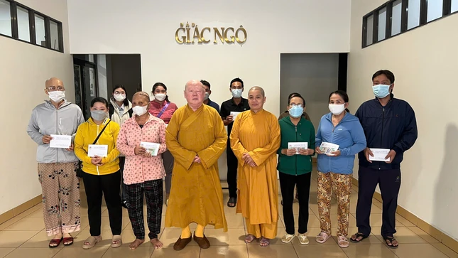 Ban Từ thiện xã hội Báo Giác Ngộ trao tiền hỗ trợ của bạn đọc đến bệnh nhân bị bệnh hiểm nghèo - Ảnh: BTTXHBGN