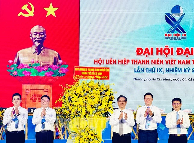 Phó Bí thư Thành ủy TP.HCM Nguyễn Phước Lộc tặng hoa chúc mừng đại hội - Ảnh: Long Hồ