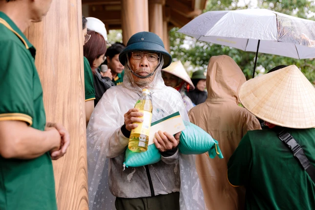 Bà con xã Mỹ Thủy đến nhận quà từ đoàn Ban Trị sự Phật giáo tỉnh Quảng Bình