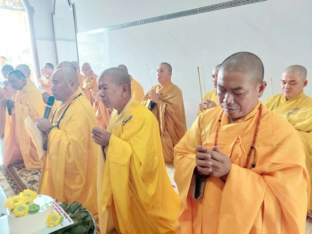 Chư tôn đức dâng hương tưởng niệm Giác linh Trưởng lão Hòa thượng Thích Nguyên Trực