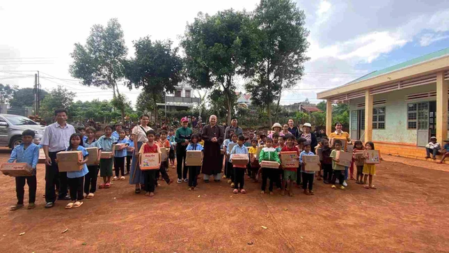 Đoàn từ thiện trao 100 phần quà cho học sinh