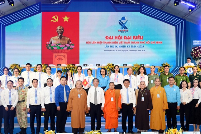 Các đại biểu chụp ảnh lưu niệm tại đại hội - Ảnh: Long Hồ