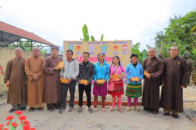 Đại diện 2 đơn vị trao quà