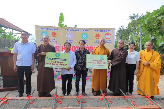 Đại diện các đơn vị tài trợ trao hỗ trợ xây dựng nhà Đại đoàn kết đến 2 gia đình